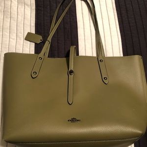 Coach olive shoulder tote bag